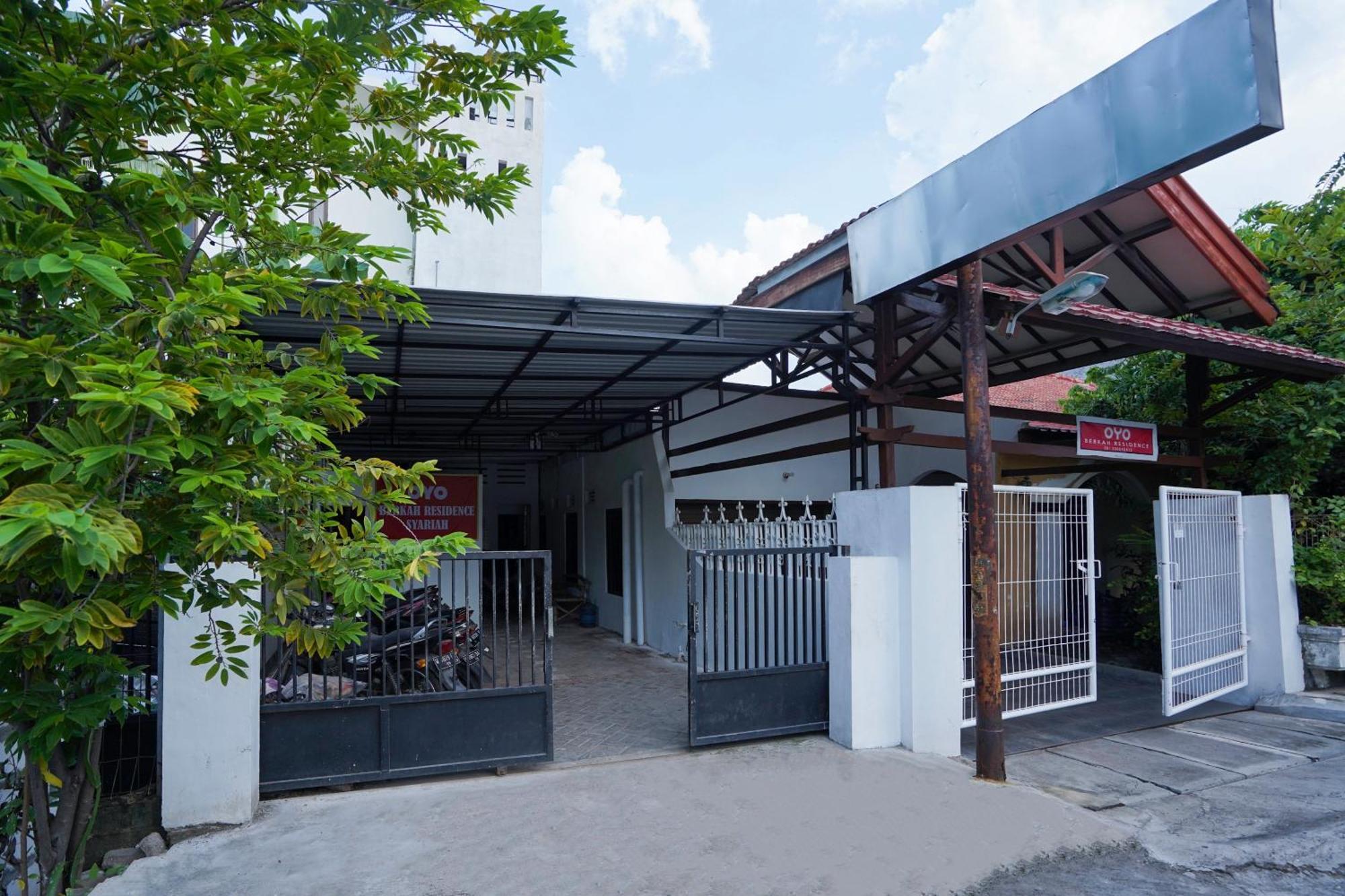 SPOT ON 2479 Berkah Residence Syariah Gresik Bagian luar foto