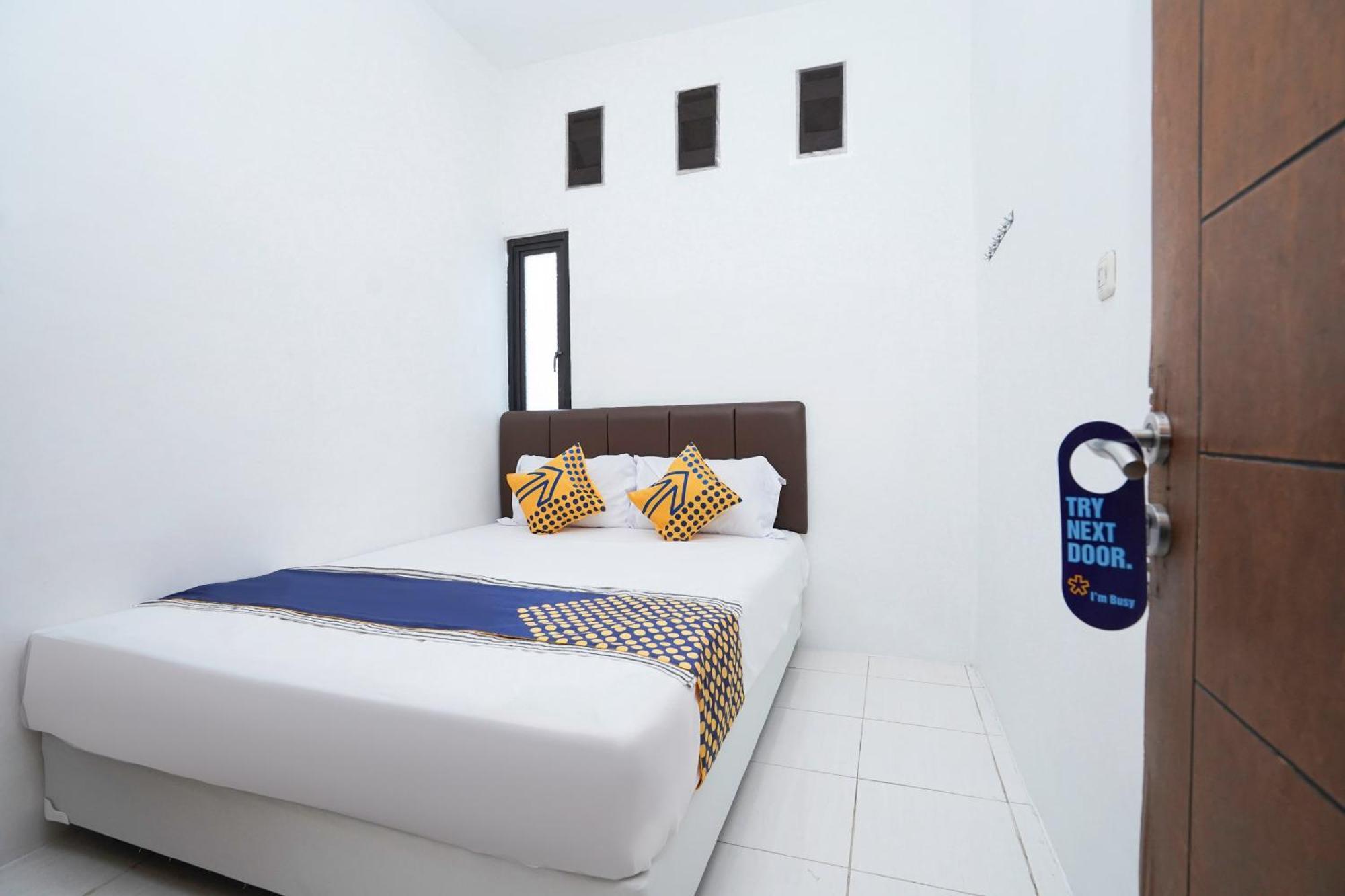 SPOT ON 2479 Berkah Residence Syariah Gresik Bagian luar foto